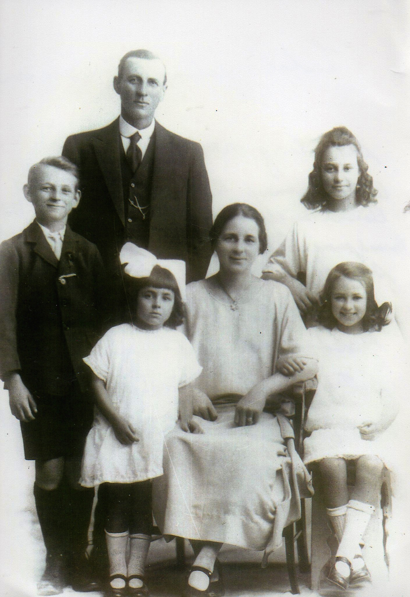 Photo of photos/Leslie McLennan b1889 fam portrait early 1920s